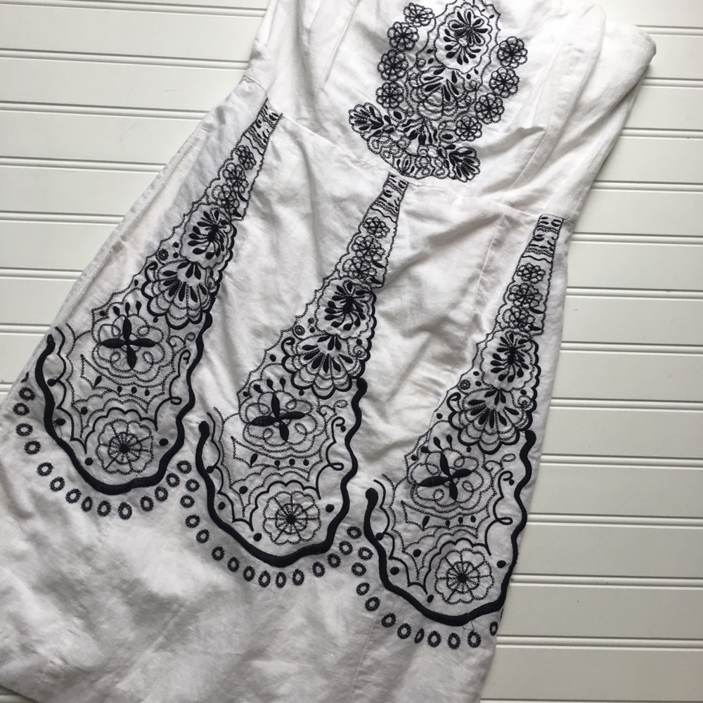 Banana Republic Strapless embroidered linen dress